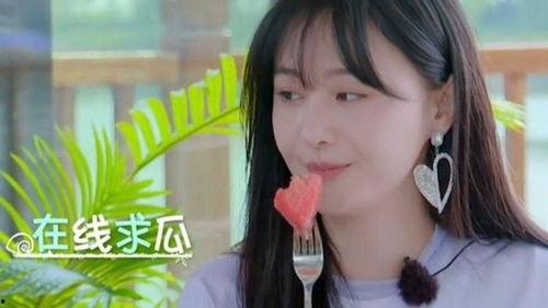 娱乐吃瓜小丫头是谁啊视频,她是如何成为网络红人的？